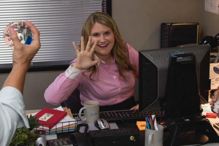 Джиллиан Белл гиф