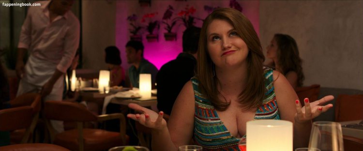 Джиллиан Белл грудь