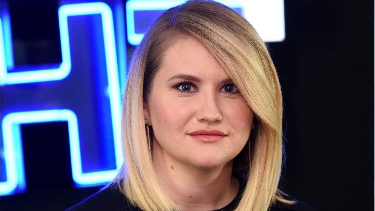 Джиллиан Белл в купальнике