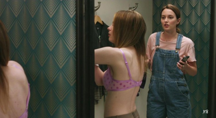 Джилиан Джейкобс в купальнике