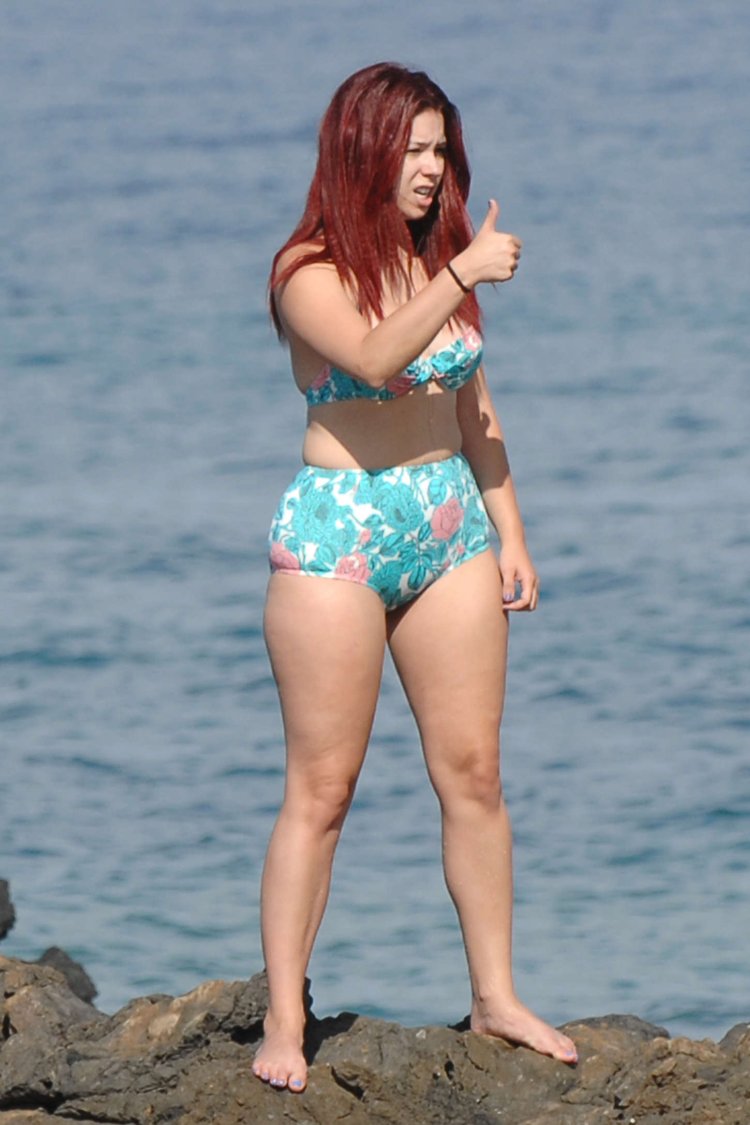 Джиллиан Белл мачо и ботан