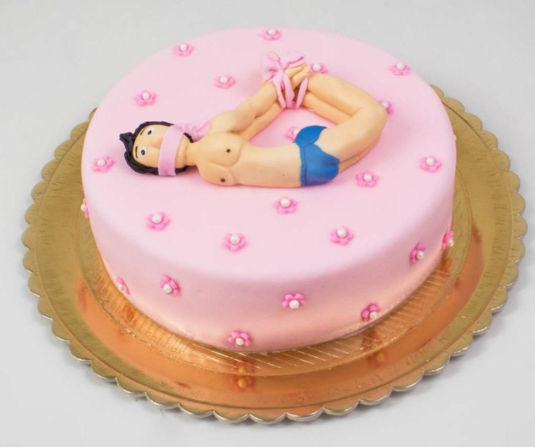 Торт девушка на кровати