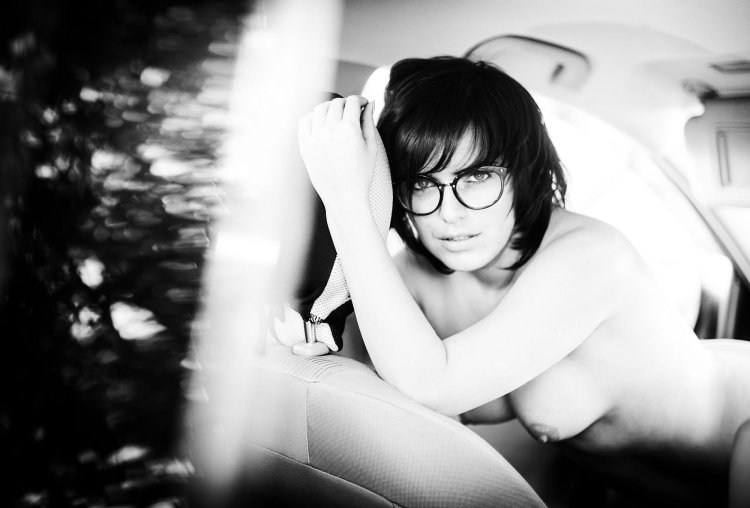 Красивая девушка в очках ню