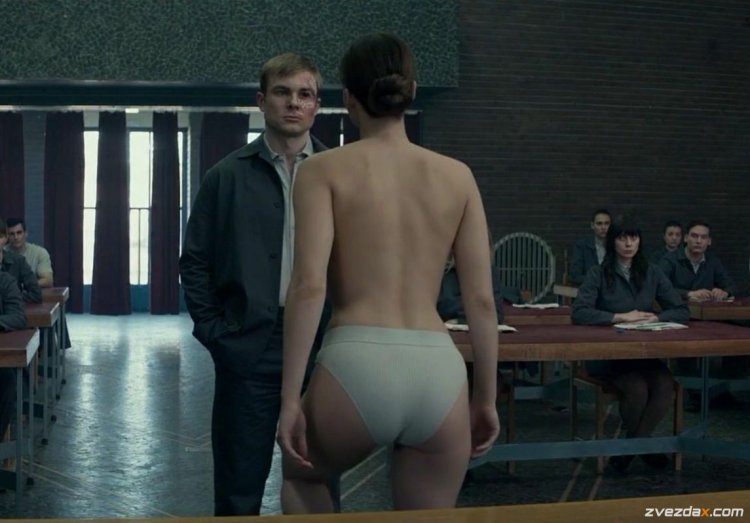 Jennifer Lawrence красный Воробей