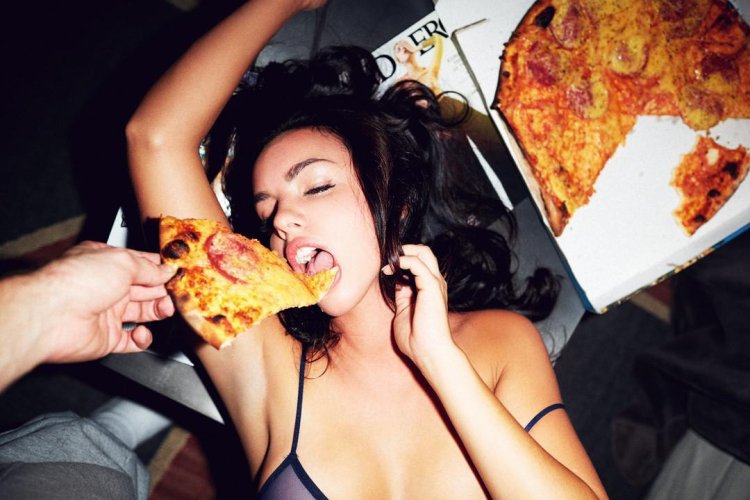голая девушка доставка пиццы