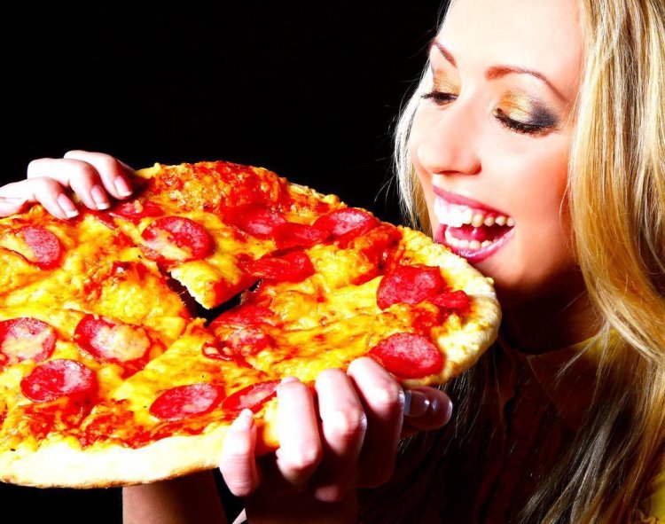 Люди кушают пиццу