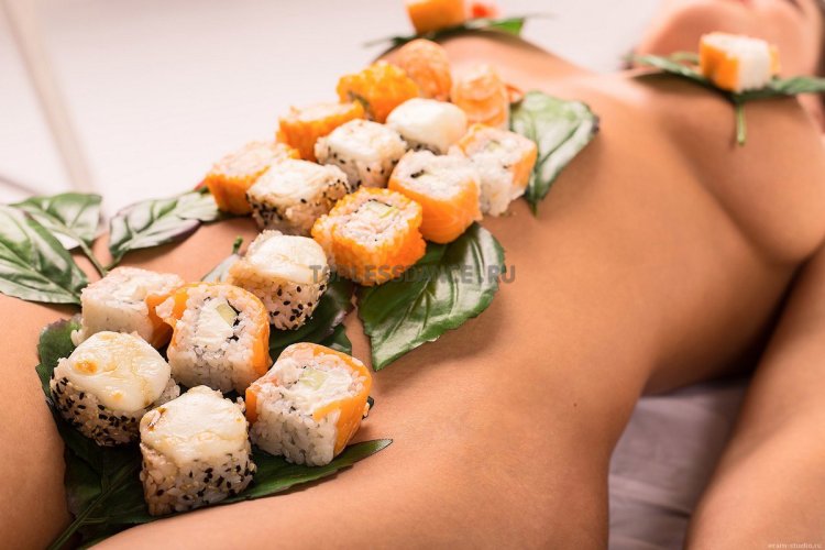 Девушка с роллами