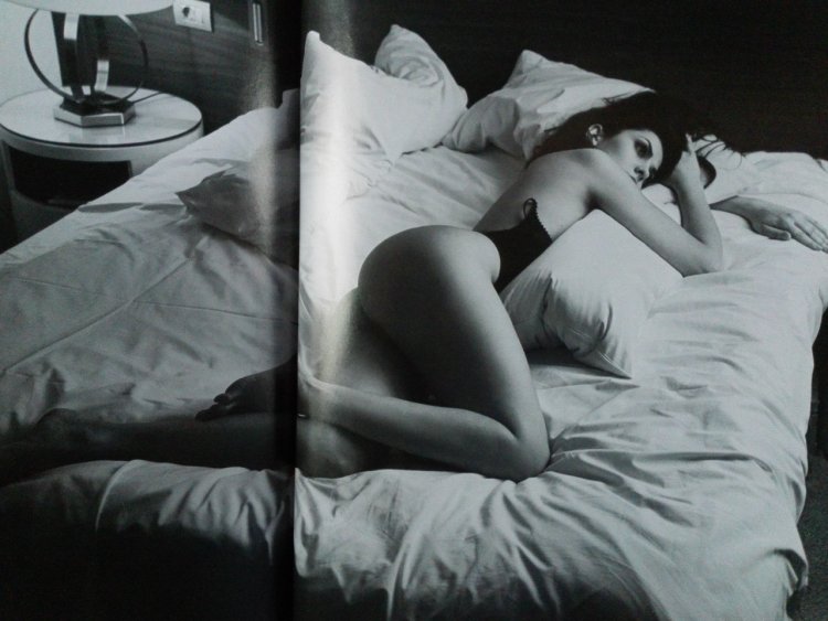 Анна Бонд в бассейне