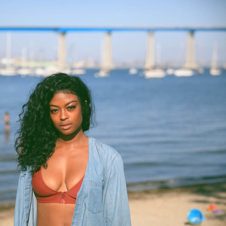 Javicia Leslie в купальнике