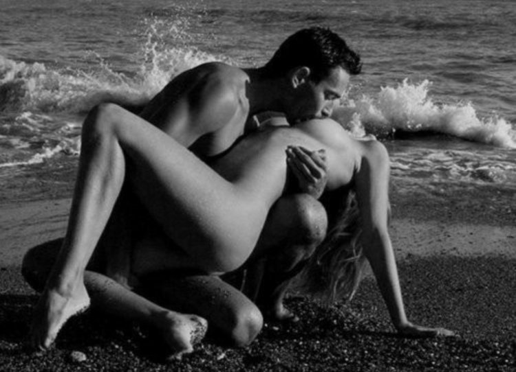 Красивые голые пары на море