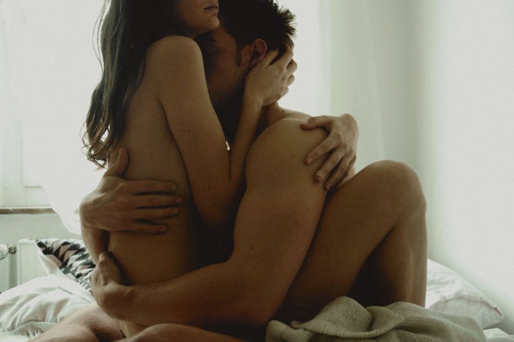 Парень обнимает голую женщину