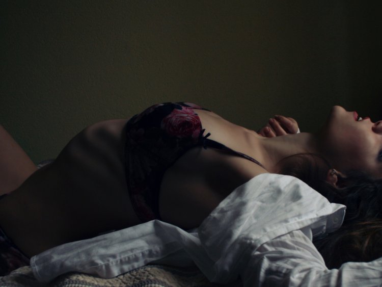 Голые сиськи женские на кровати ночью