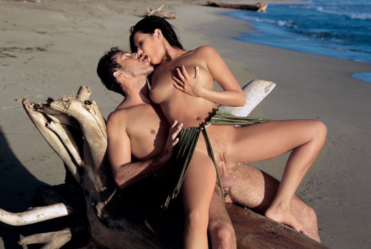 Голые молодые пары на пляже