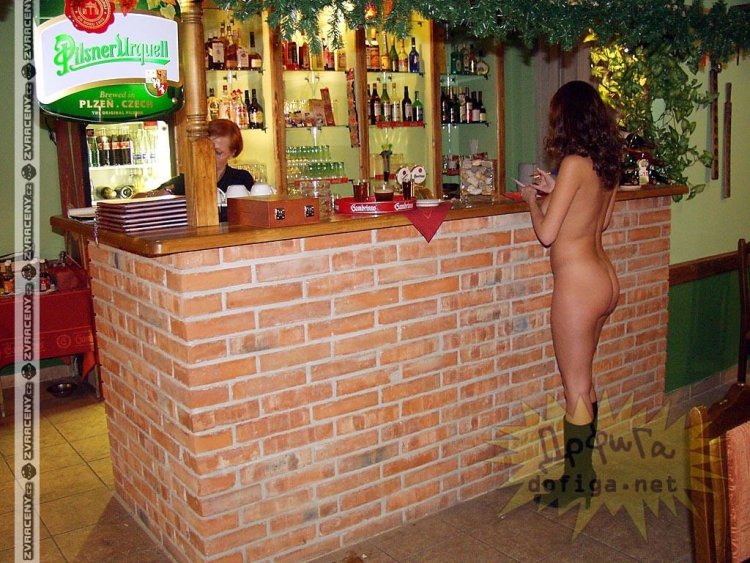 Девушки голышом в ресторане