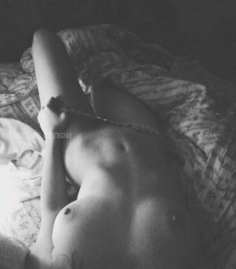 Голая грудь в постели ночью