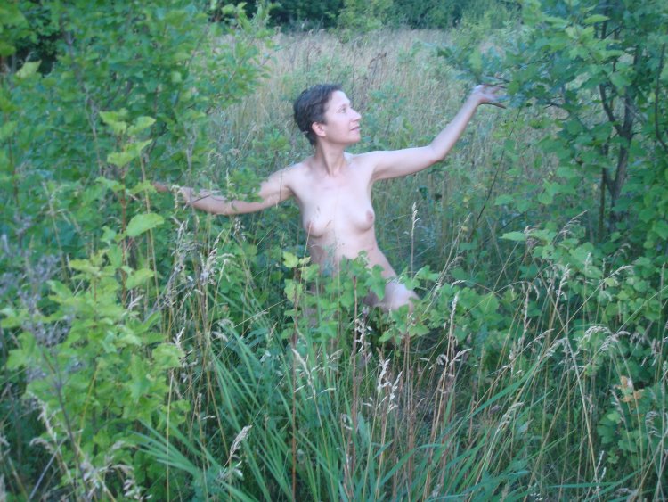 Девушка голышом в крапиву