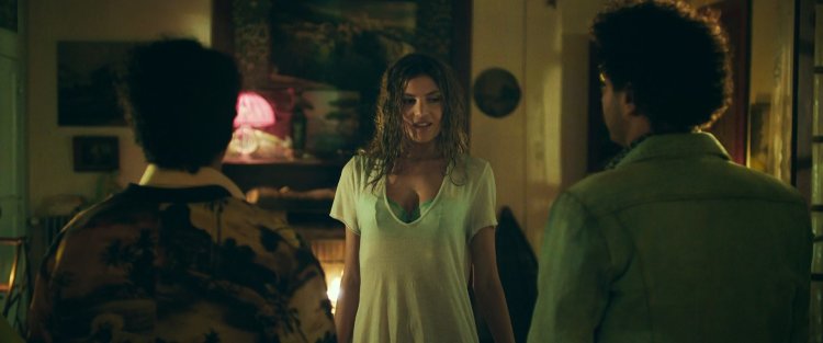 Изабель Фунаро на пляже