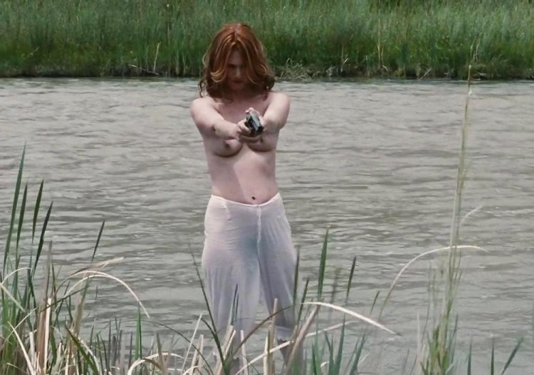 Голые женщины на речке