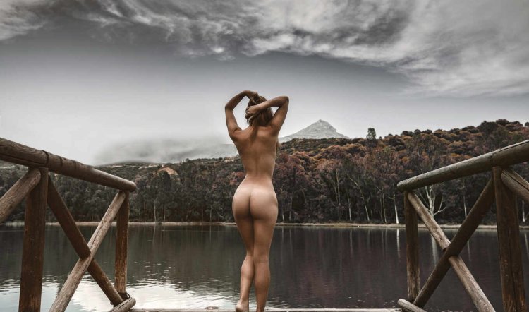 Красивые голые женщины на мосту