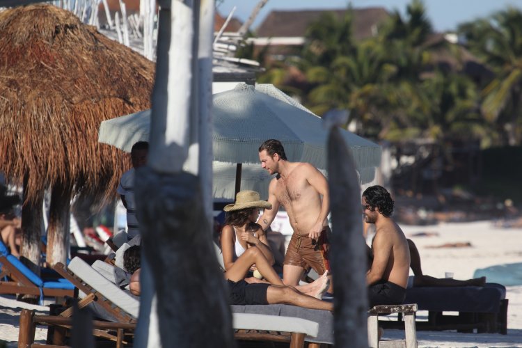 Эйса Гонсалес в Нижнем белье гифки