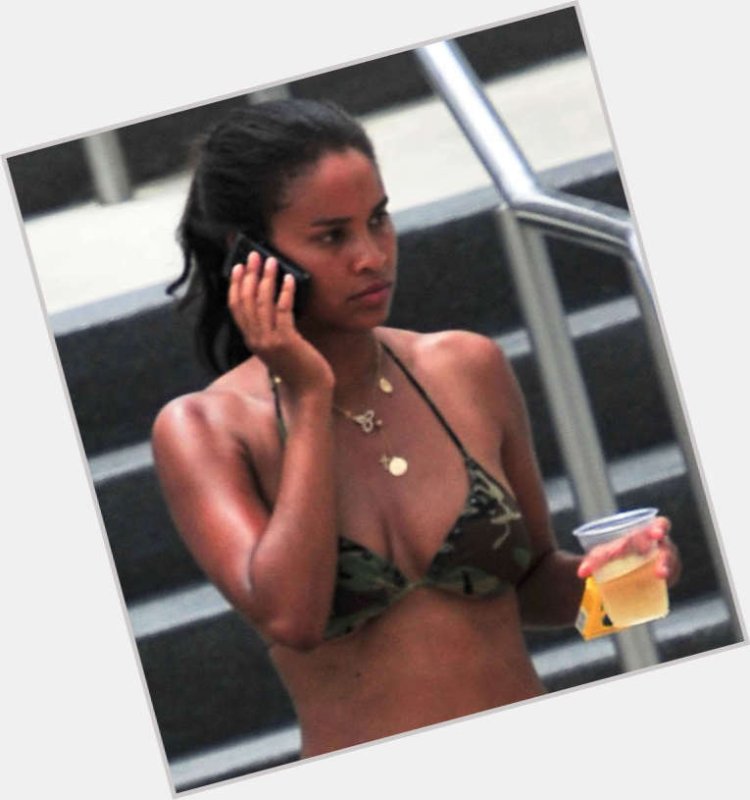 Джой Брайант в купальнике