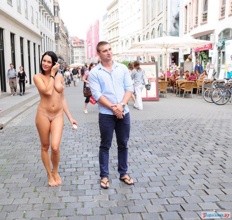 Голые женщины в общественных местах