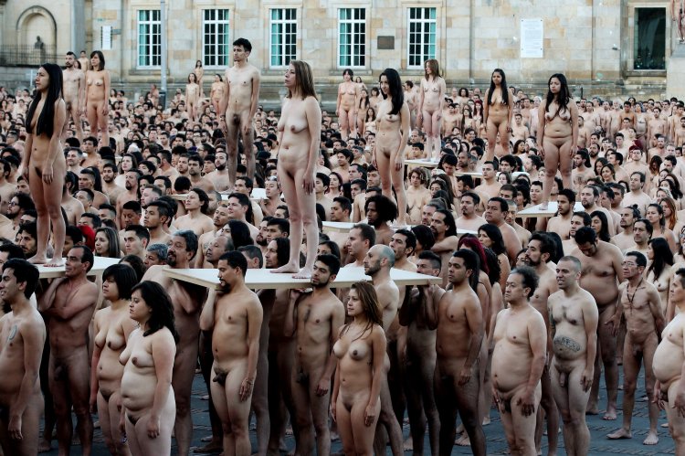 Голые девушки и мужчины абсолютно голых людей (61 фото)
