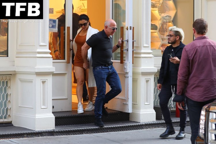 Лорен Санчес в шортах