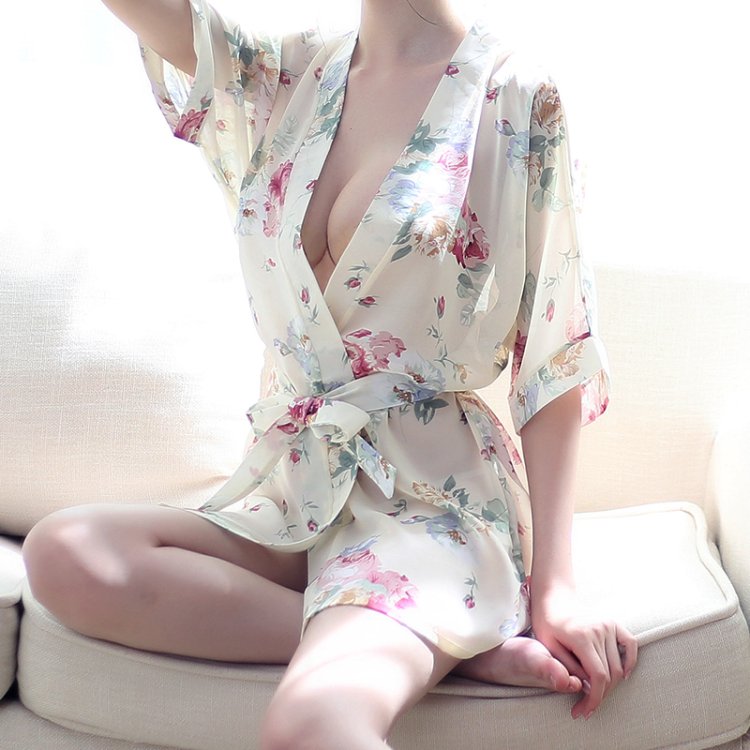 Лея Горная в пижаме эро