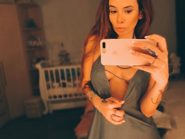 Тату Айзы Долматовой