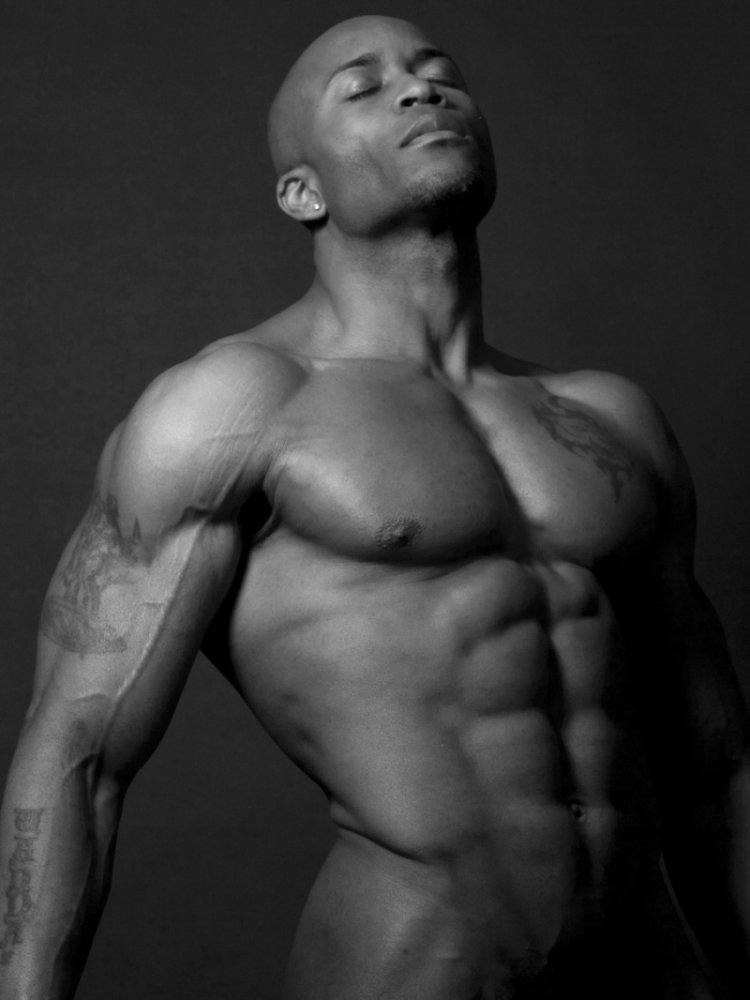 Парень на темном фоне