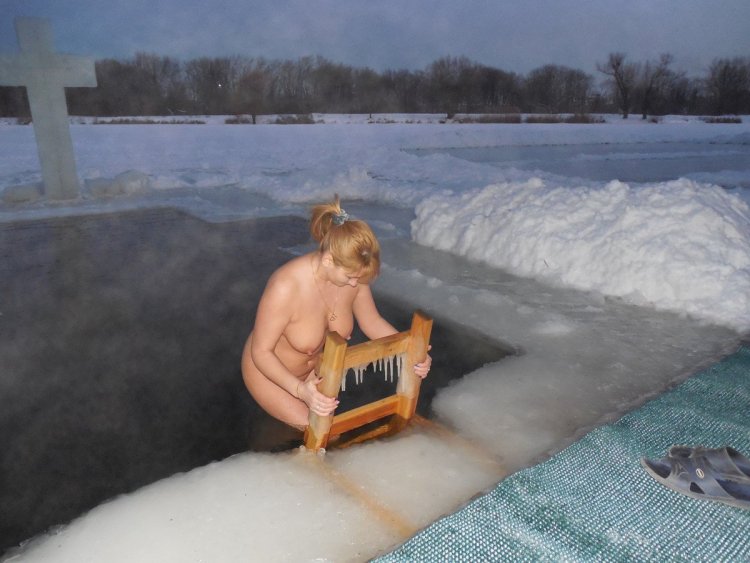 Купание в проруби без комплексов