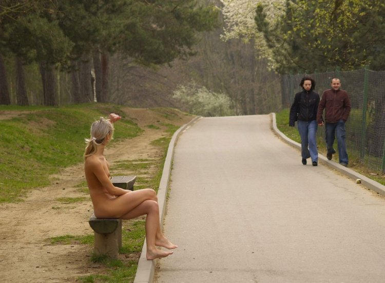 Раздевается догола в парке