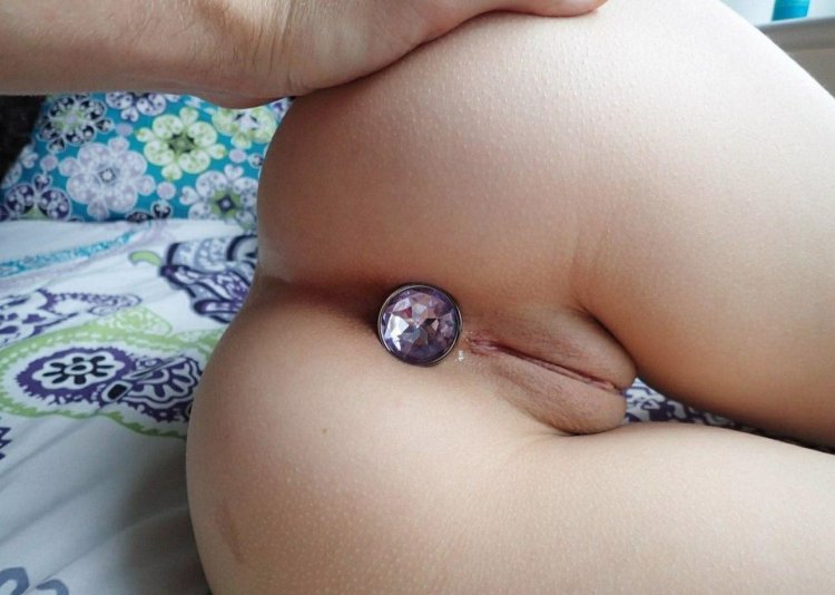 Связанные девушки с анальной пробкой