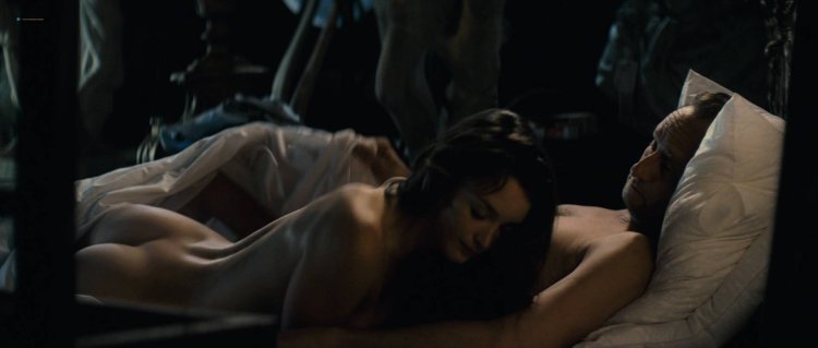 Шарлотта ле бон топлес