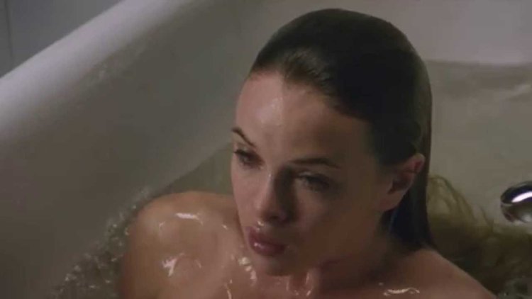 Даниэль Панабэйкер в фильме пираньи