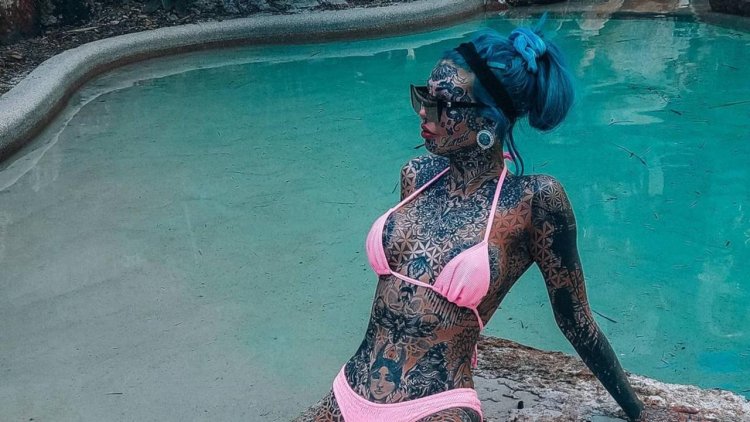 Эмбер татуированная