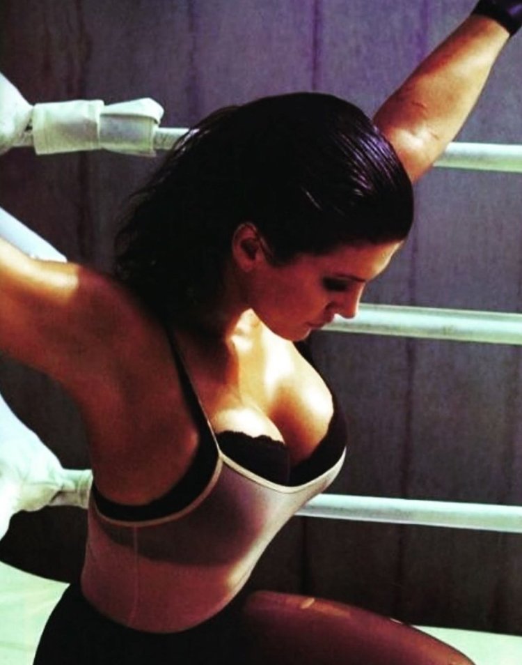 Джина Джой Карано грудь