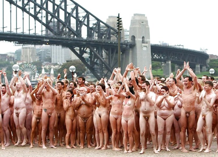 Очень много голых людей
