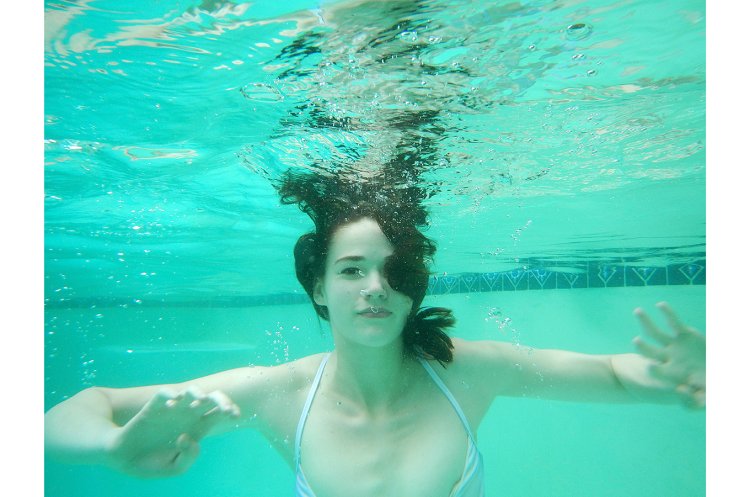 София Лиллис в туалете