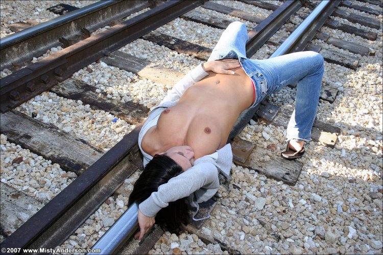 Голые на железной дороге трах