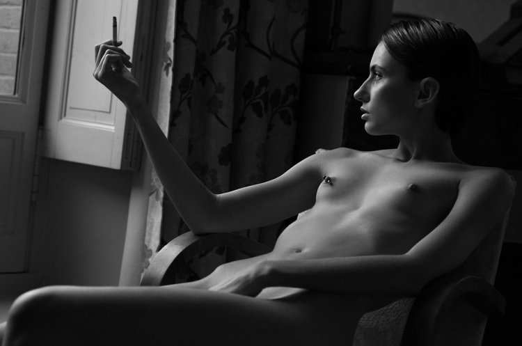 Влада седан голая голая