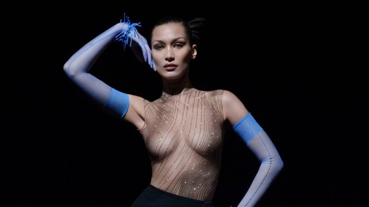 Белла Хадид в пальто на голое тело