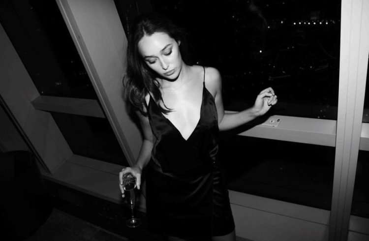 Алиша дебнем-Кэри с бокалом