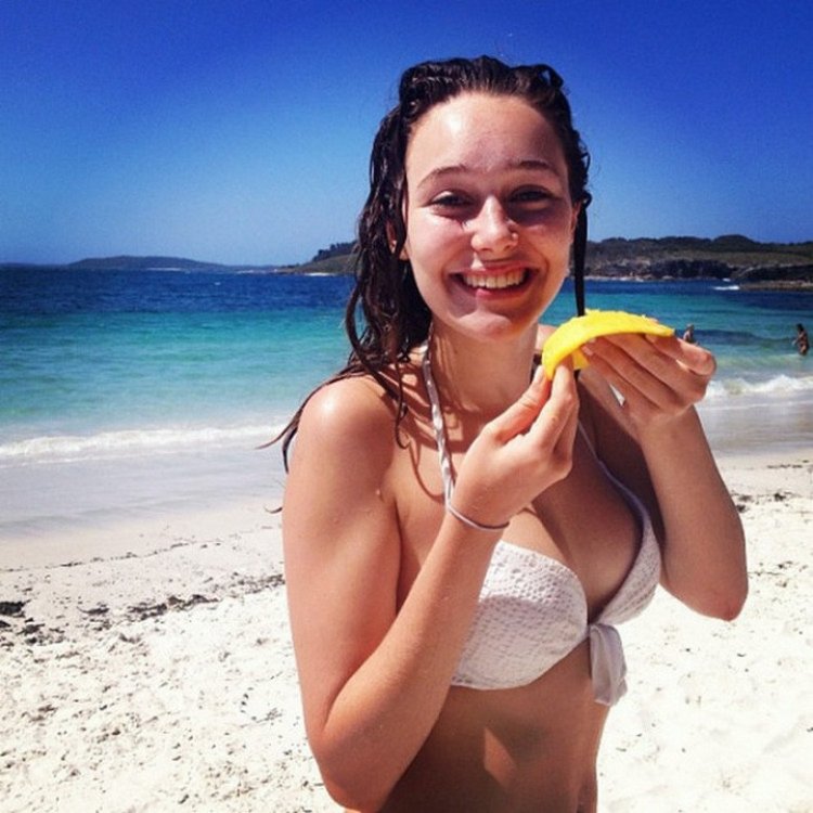 Дебнем-Кэри Алиша в бикини