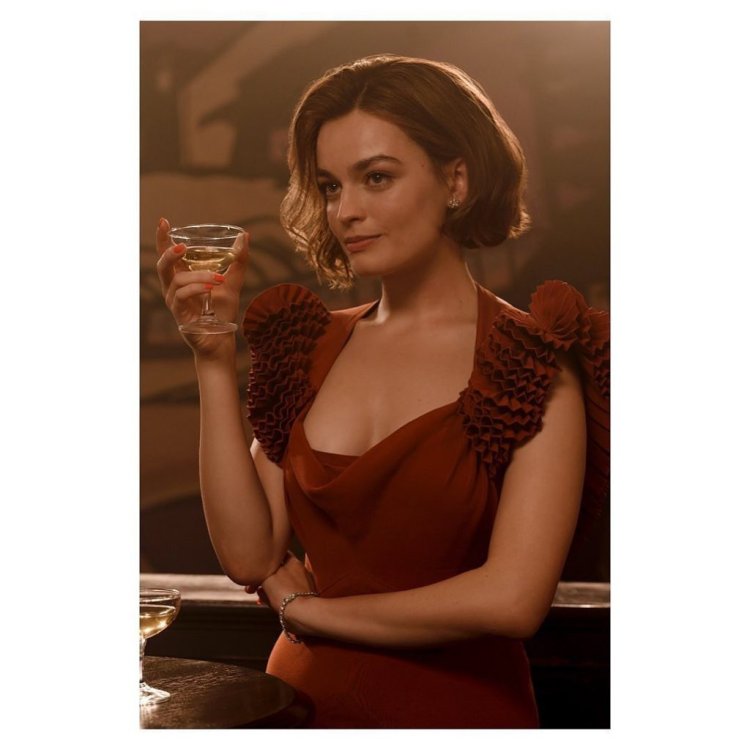 Эмма Маккей Мейв курит