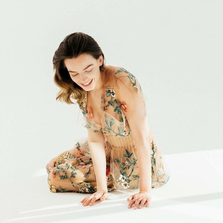 Мейв Уайли в платье