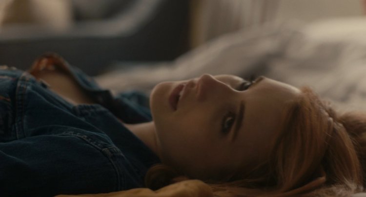 Эмма Робертс в лифчике