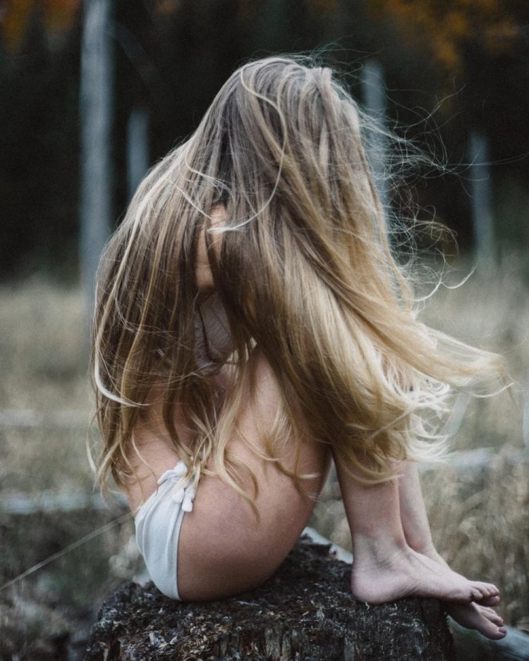 Девушки с светло русыми волосами на природе