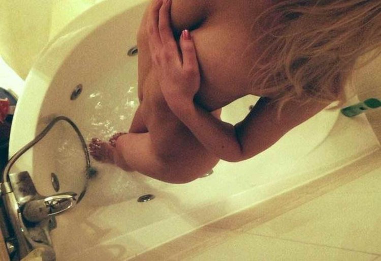 Красивая грудь в ванной домашнее